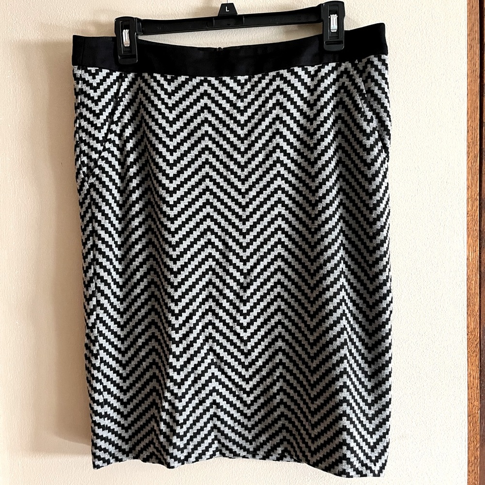 Trina Turk Beautiful Chevron skirt by size 10 black and gray